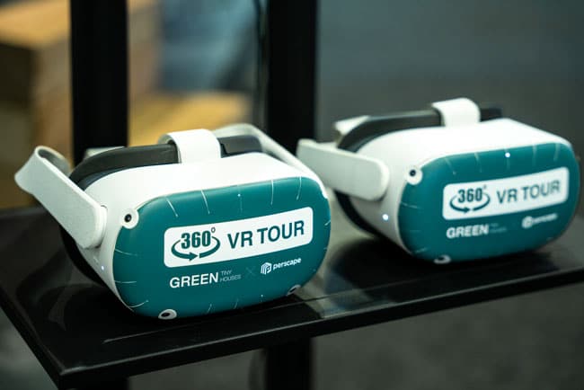 Virtual Reality (VR) versetzt dein Publikum an andere Orte, in andere Momente oder lässt sie neue Erfahrungen machen, wie es kein anderes Medium dies vermag. Bei hochwertiger VR ist der Betrachter so vollständig in seine virtuelle Umgebung eingetaucht, dass er die reale Welt um sich herum kurzzeitig vergisst. Dies wird als „Immersion“ bezeichnet.