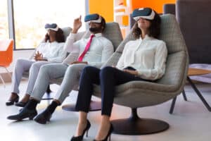 Mitarbeiter sitzen im Konferenzraum und lassen Inhalte in Virtual Reality auf sich wirken