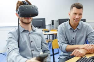Foto einer Schulung mit Virtual Reality. Mitrarbeiter wird neu eingewiesen